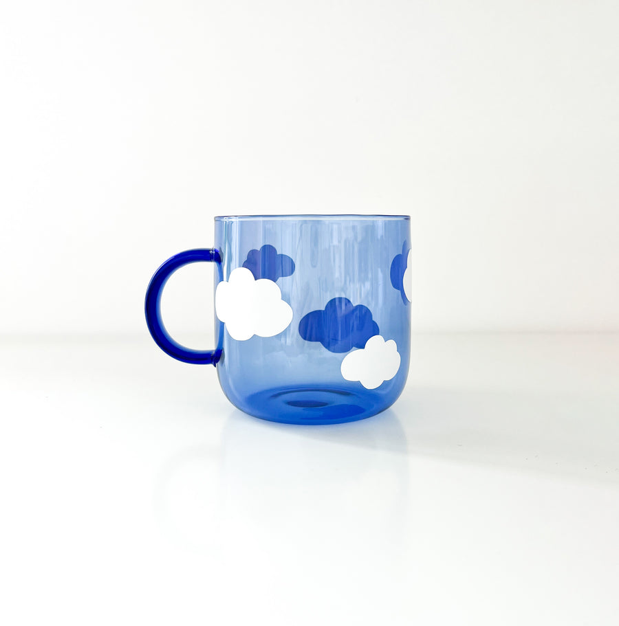 Tasse en verre coloré bleu - modèle nuages