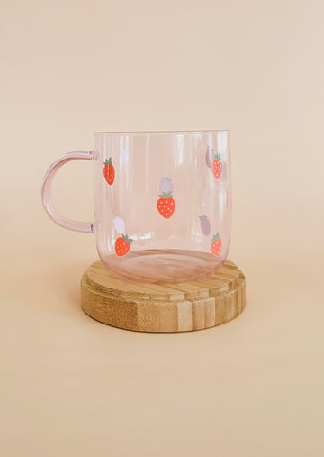 Tasse en verre rose - modèle fraises